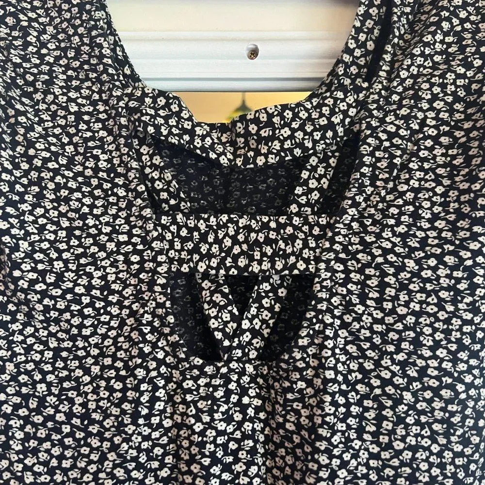 VOLCOM BLACK AND WHITE MINI DRESS SIZE SMALL - Picture 2 of 4